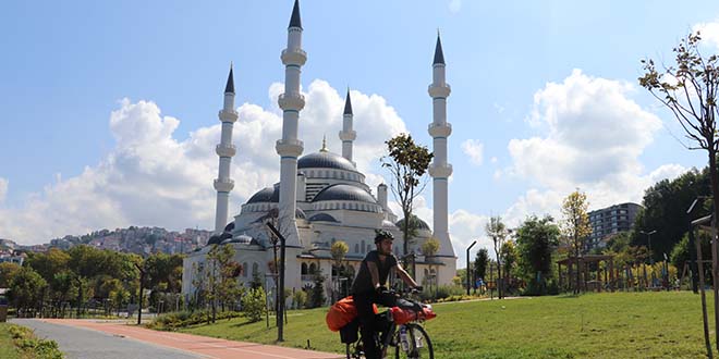Bisikletiyle seyahate çıkan genç KYK yurtlarında konaklıyor