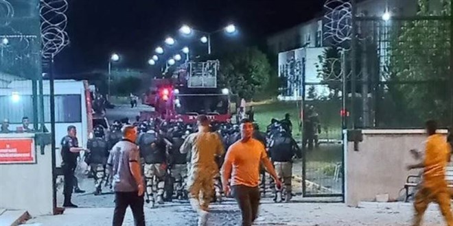 Geri Gnderme Merkezi'nde yangn: 20 snmac tutukland