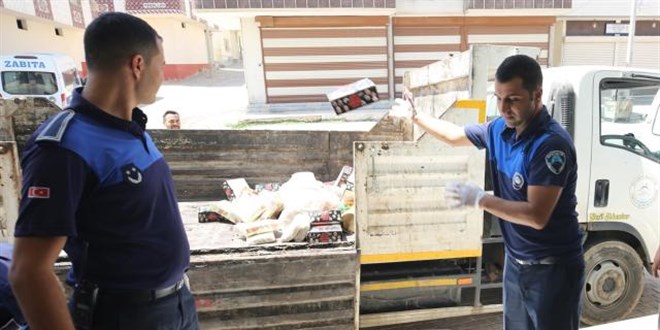 Şanlıurfa'da tarihi geçmiş 3 kamyon gıda ele geçirildi