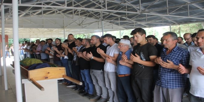 Samsun'da eniştesini kurtarmak isterken gölette boğulan öğretmen toprağa verildi