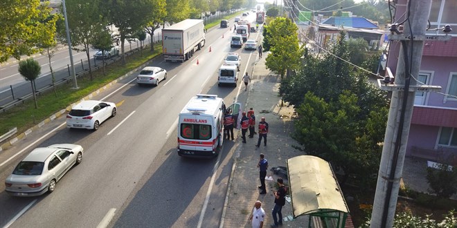 Sakarya'da otomobilin durağa çarpması sonucu 1 kişi öldü, 3 kişi yaralandı