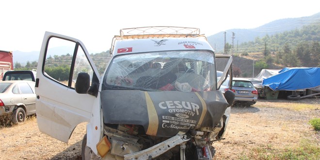 Amasya'da tarım işçilerini taşıyan minibüs ile otomobilin çarpıştığı kazada 20 kişi yaralandı