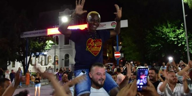 42 yaşındaki Yattara'ya davullu zurnalı karşılama!