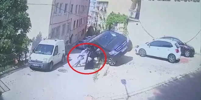 Kad�n�n g�c�! Park halindeyken hareket eden minib�s� b�yle tuttular