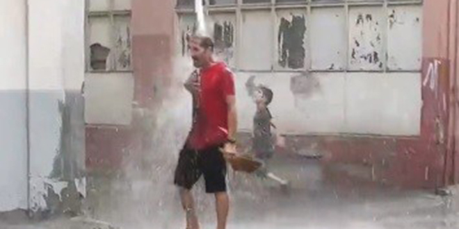 Sa�anak ya�murda oluktan akan suyla b�yle banyo yapt�