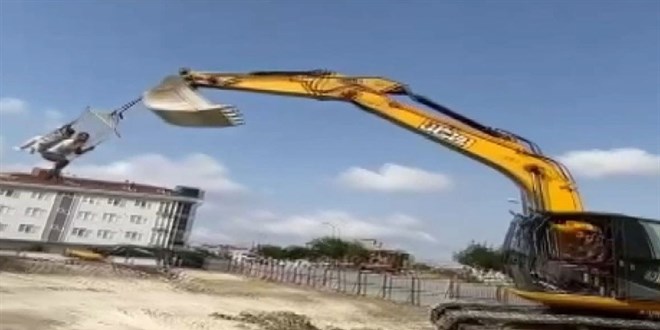 Kepçeye hamak bağlayan işçilerin tehlikeli eğlencesi kameralara yansıdı