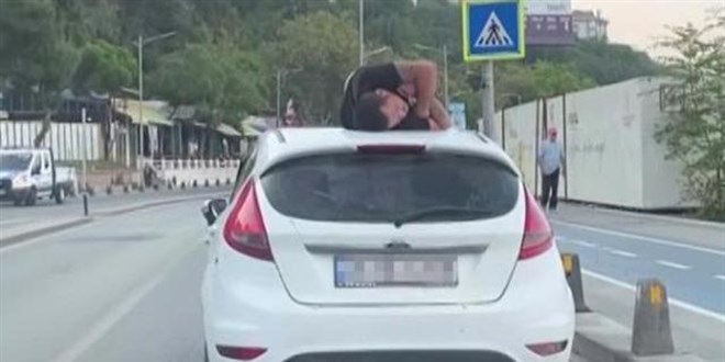 İstanbul'da bir kişi, park halindeki aracın üzerinde uyudu