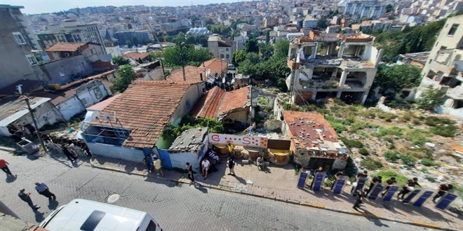 Hacıhüsrev'deki vatandaşlar polis zoruyla tahliye ediliyor