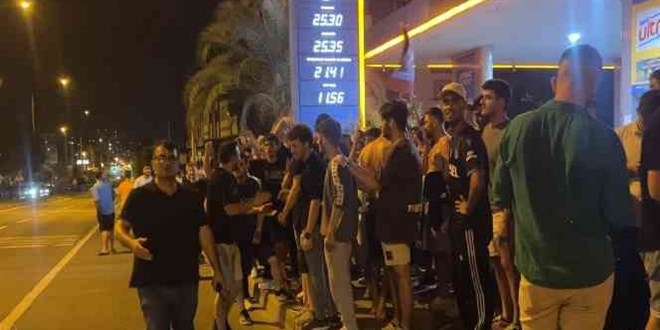 Trabzonspor taraftarlar�, FC Kopenhag'�n kald��� otelin �n�nde g�steri yapt�