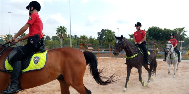 Adana'da atl� polisler toplumsal olaylara kar�� tatbikat yapt�