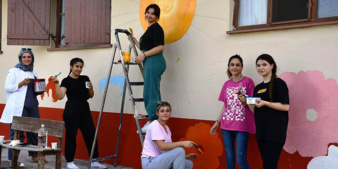 Köy yaşam merkezi öğretmen ve öğrencilerinin eliyle güzelleşiyor