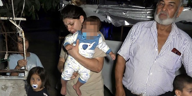9 aylık bebeği, mama, aşı kartı ve oyuncukla bahçe kapısına bıraktılar