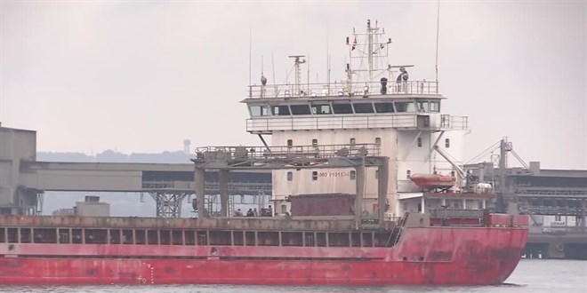 Çanakkale Boğazı'nda bir gemi karaya oturdu