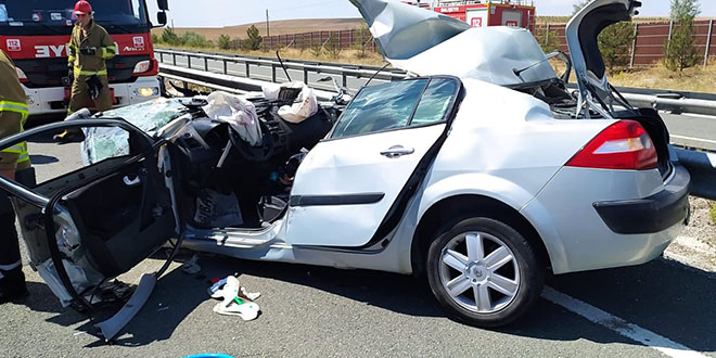 Otomobil emniyet şeridinde bekleyen tıra çarptı: 2 ölü