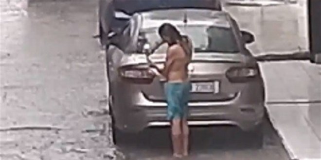 Sağanak yağmur altında şampuanla duş aldı