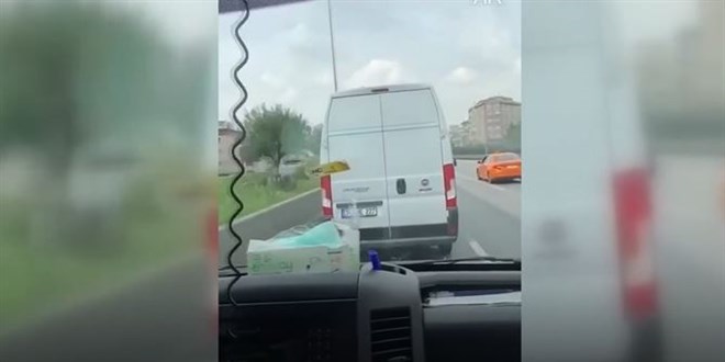 Ambulansa yol vermeyen sürücü kamerada