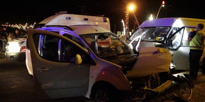 Düzensiz göçmenleri taşıyan minibüs kamyonete çarptı: 1 ölü, 13 yaralı