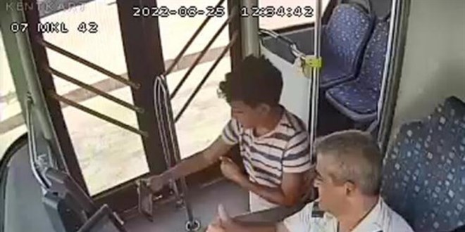 Turist aile, cep telefonuyla oyun oynayan çocuğu otobüste unuttu