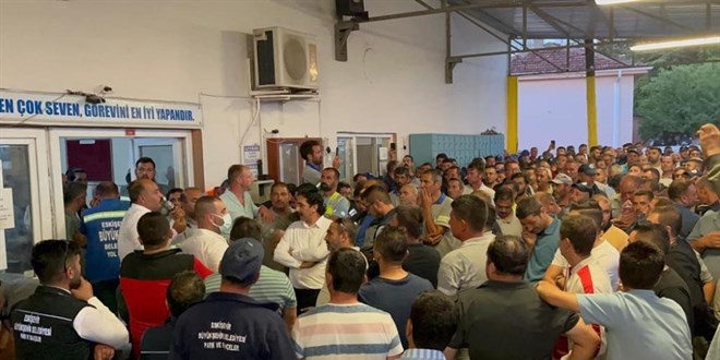 Eskişehir'de yüzlerce işçi zammı beğenmedi, belediyeyi protesto etti