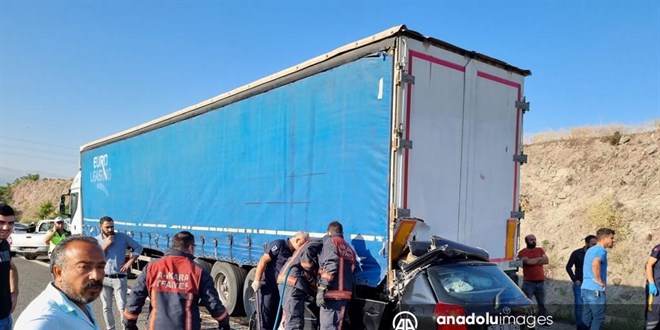 Başkent'te park halindeki tıra çarpan otomobildeki 4 kişi öldü