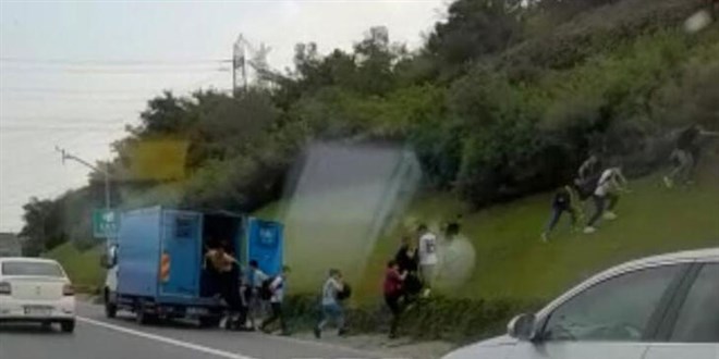 TEM'de kamyonet bozuldu; kaçak göçmenler koşarak kaçtı