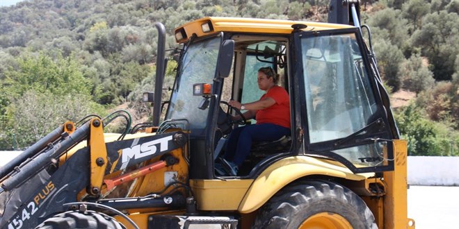 Kepçe operatörü Emine gelin, görenleri şaşırtıyor