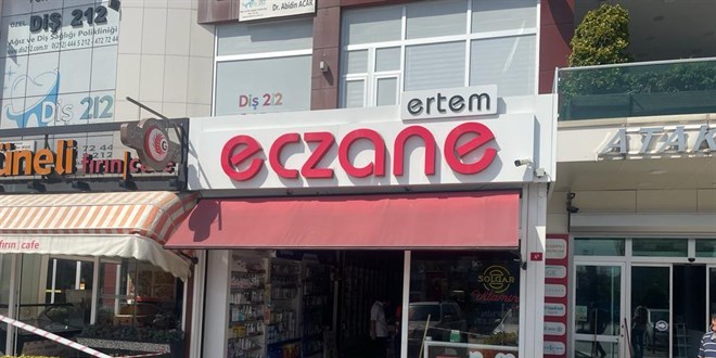 İstanbul'da kontrolden çıkan otomobil eczaneye girdi