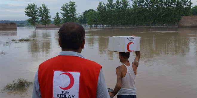 Türk Kızılaydan Pakistanlı selzedelere yardım