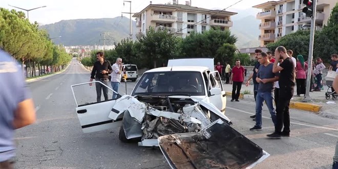 Denizli'de polis aracı ile otomobilin çarpışması sonucu 9 kişi yaralandı