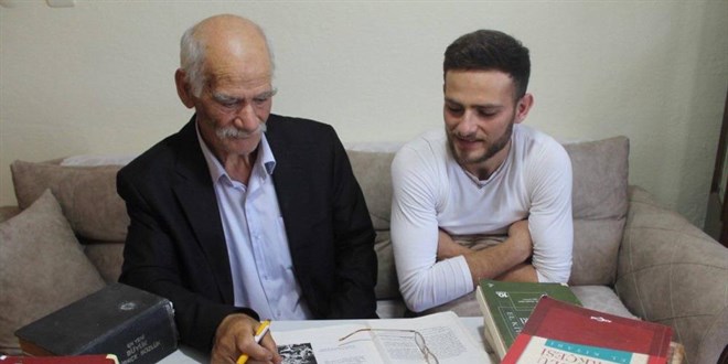 71 yaşındaki baba, oğluyla aynı üniversitede aynı bölümü kazandı
