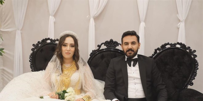 Aşiret düğününde gelin ve damada takılan takılar dudak uçuklattı