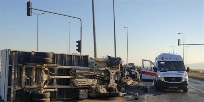 Kamyonet ile hafif ticari araç çarpıştı: 2 çocuk öldü