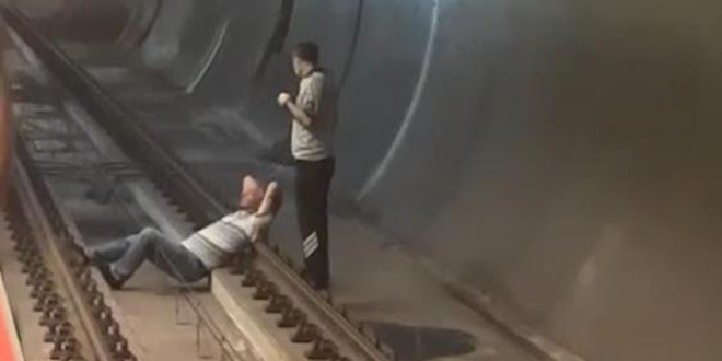 Metro raylarındaki manzara görenleri hayrete düşürdü
