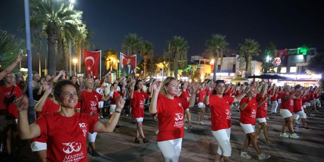 Bodrum'da yüzlerce kişi aynı anda zeybek oynadı