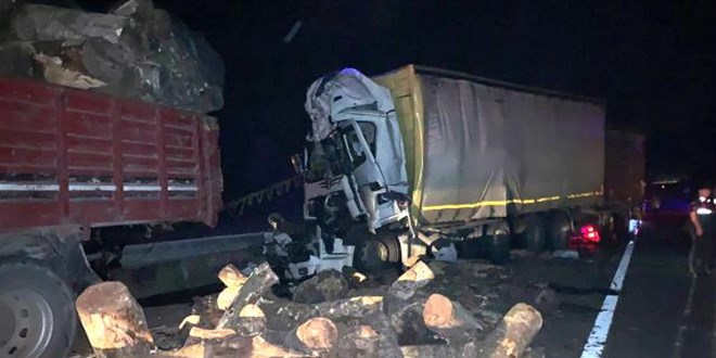 Bolu'da feci kaza: Tırla kamyon çarpıştı