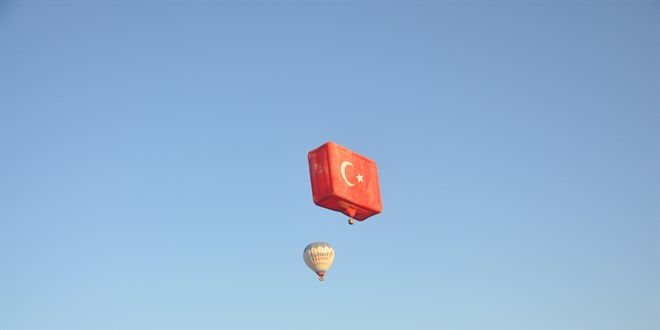 Kapadokya semalarını ay yıldızlı bayraklarla donatılan balonlar süsledi