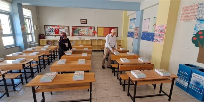 Yardmc ders kitaplar okul sralarnda rencileri bekliyor