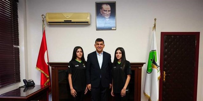 Tek yumurta ikizleri �niversitede de ayr�lmad�