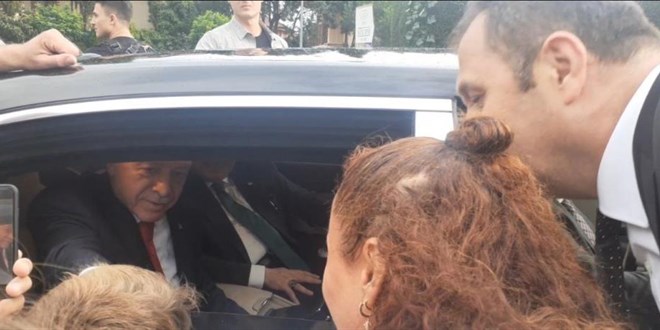 Erdoğan 'Tayyip dede' diye seslenen çocuklara hediyeler verdi