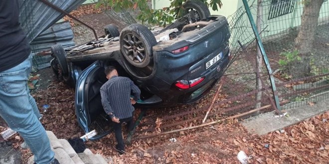 Kontrolden ��kan otomobil okul bah�esine u�tu: 2 yaral�