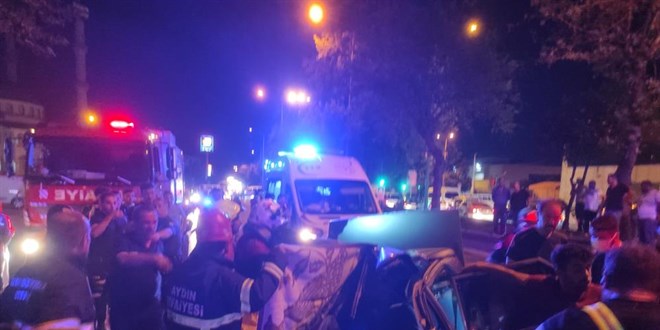 Ayd�n'da otomobil halk otob�s�ne �arpt�: 1 �l�, 3 yaral�