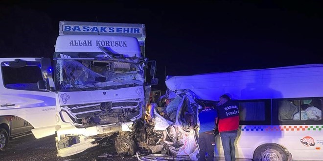Sivas'ta düğün dönüşü feci kaza: 8 ölü, 9 yaralı