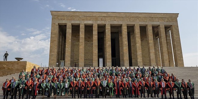 Yarg�tay �yeleri, yeni adli y�l�n a��l��� dolay�s�yla An�tkabir'i ziyaret etti
