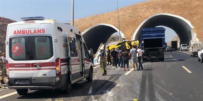 Lastiği patlayan tır kazaya neden oldu: 1 ölü, 5 yaralı