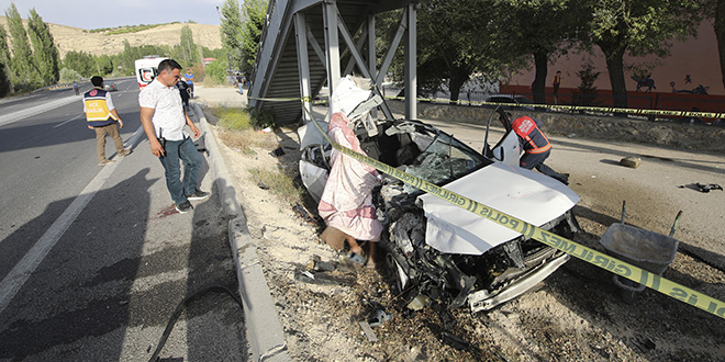 Otomobilin üst geçide çarptığı kazada 2 kişi öldü, 2 kişi yaralandı