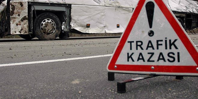 Yozgat'ta otomobilin kpr bariyerine arpmas sonucu 3 kii ld, 1 kii yaraland