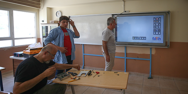 Akıllı tahtalar, meslek liseliler eliyle eğitim öğretim dönemine hazır