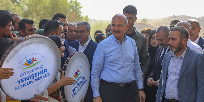 Bakan Soylu, Lice'de gençlerle halay çekti, türkülere eşlik etti