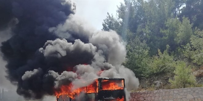 Mula'da alev alan otobs, yolcular tahliye edildikten sonra yand