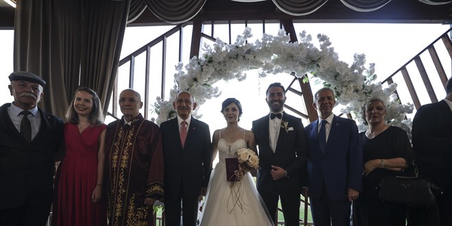 Kılıçdaroğlu partisinin fotoğrafçısı Kaya'nın nikahına katıldı